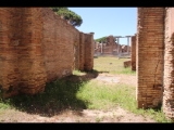 07157 ostia - regio i - insula xii - sede di una corporazione (i,xii,8) - 1. laden re der treppe - gesehen von den raeumen der suedseite - bli ri norden - ri der terme del foro (i,x,ii,6) - 06-2024.jpg
